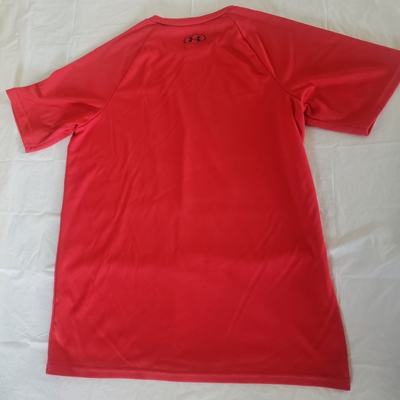 ⭐ Under Armour Red Short Sleeve T Shirt Size Youth Large Loose Heat Gear - Picture 4 of 4